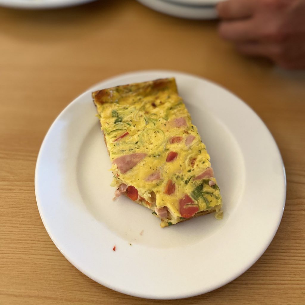 Slasten zajtrk - bogata carska pita. Pred fotko se ni bilo možno zadržat, treba najprej poskusit ?️